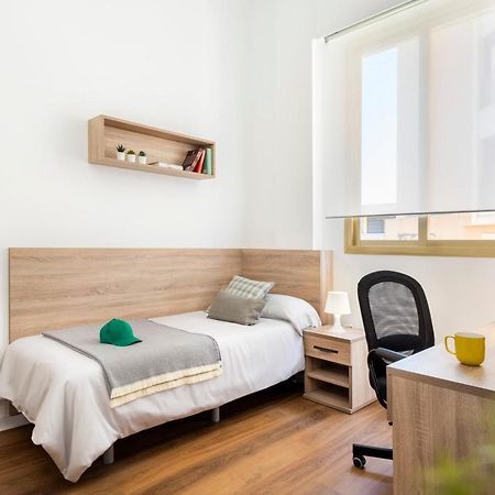 Micampus Armendariz Student Residence Sevilla Bagian luar foto
