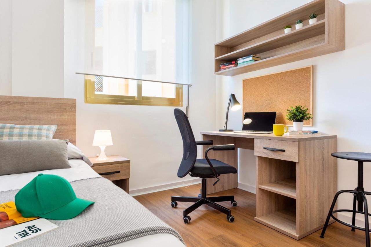 Micampus Armendariz Student Residence Sevilla Bagian luar foto